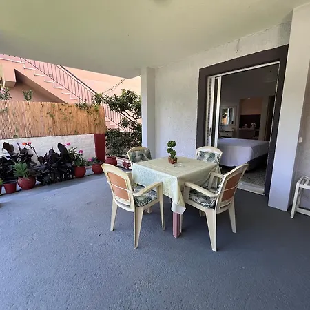 Nikos Apartman *
